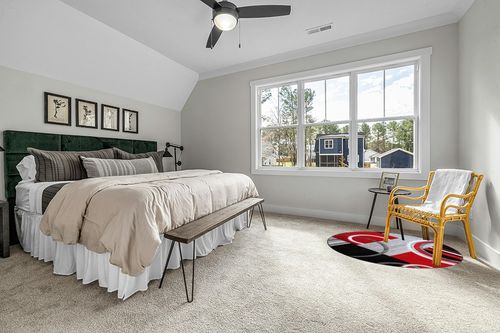 Masada Rugs Sophia Collection Hand Carved Round Area Rug Modern Contemporary Red Grey Black (5 Feet 3 Inch X 5 Feet 3 Inch) Round in Grey Traditional Bedroom with King Bed
