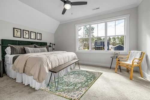 SAFAVIEH Madison Collection Area Rug - 5'3" x 7'6", Green & Turquoise, Boho Chic Medallion Distressed Design, Non-Shedding & Easy Care, Ideal for High Traffic Areas in Living Room, Bedroom (MAD447Y) in Grey Traditional Bedroom with King Bed