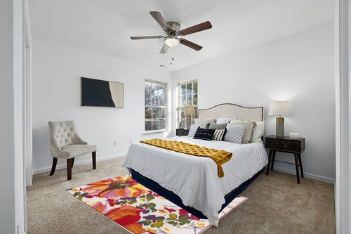 Rugshop Modern Bright Flowers Non-Slip (Non-Skid) Area Rug 5 X 7 (5' 3" X 7' 3") Multi in White and Yellow Modern Bedroom