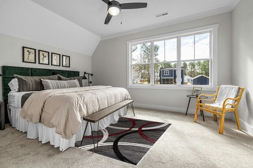 Rugshop Modern Wavy Circles Design Area Rug 5' 3" x 7' 3" Red in Grey Traditional Bedroom with King Bed