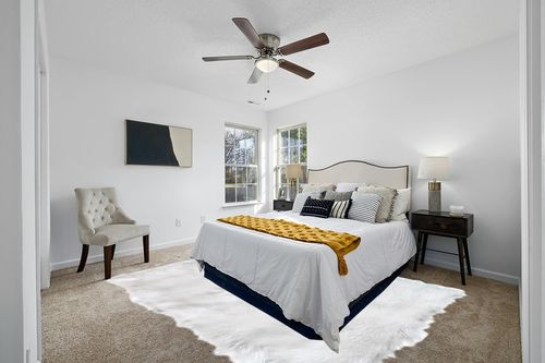 8 x 10 Feet Carpet in White and Yellow Modern Bedroom