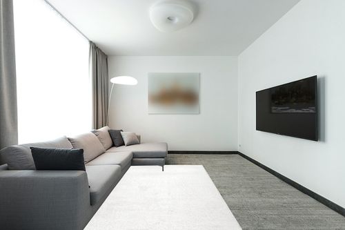 nuLOOM Gynel Contemporary Shag Area Rug, 5x8, Snow White in Modern Living Room with Grey Couch