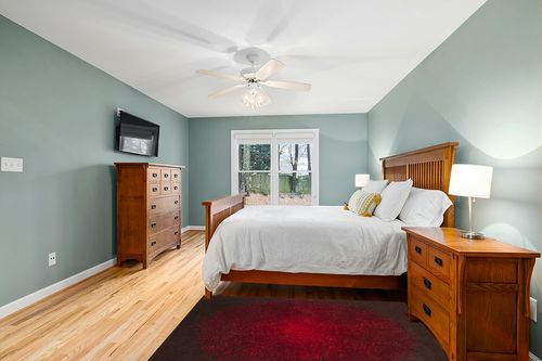 SAFAVIEH Soho Collection 3'6" x 5'6" Brown / Red SOH655T Handmade Premium Wool & Viscose Area Rug in Teal and Orange Wood Bedroom