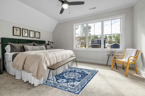 COZYLOOM Area Rug 5x7 Washable Rug Medallion Floor Cover Vintage Floral Distressed Rug Soft Tribal Indoor Carpet Non-Slip Low Pile Thin Rug Oriental Throw Carpet Foldable Rug Navy/White in Grey Traditional Bedroom with King Bed
