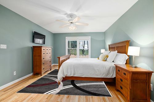 Rugshop Modern Wavy Circles Design Area Rug 7' 10" x 10'2" Red in Teal and Orange Wood Bedroom