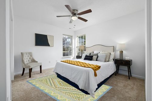 SAFAVIEH Four Seasons Collection 5' x 8' Blue / Yellow FRS490H Hand-Hooked Area Rug in White and Yellow Modern Bedroom