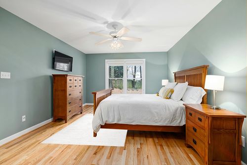 nuLOOM Gynel Contemporary Shag Area Rug, 5x8, Snow White in Teal and Orange Wood Bedroom