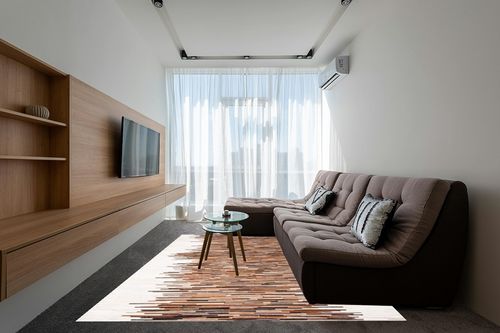 SAFAVIEH Studio Leather Collection 8' x 10' Ivory / Brown STL814A Handmade Mid-Century Modern Leather Area Rug in Grey Living Room with Brown Couch