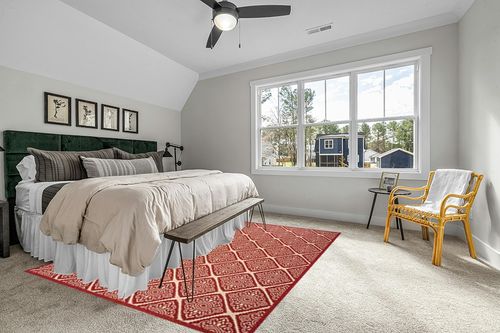 SAFAVIEH Linden Collection 8' x 10' Red/Cream LND132Q Trellis Indoor/ Outdoor Non-Shedding Easy scrubbing Patio Backyard Porch Deck Mudroom Area-Rug in Grey Traditional Bedroom with King Bed