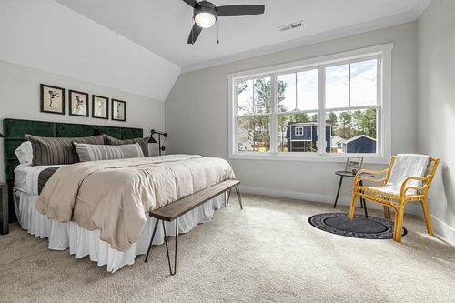 SAFAVIEH Adirondack Collection 4' Round Black / Silver ADR110A Distressed Non-Shedding Dining Room Entryway Foyer Living Room Bedroom Area Rug in Grey Traditional Bedroom with King Bed