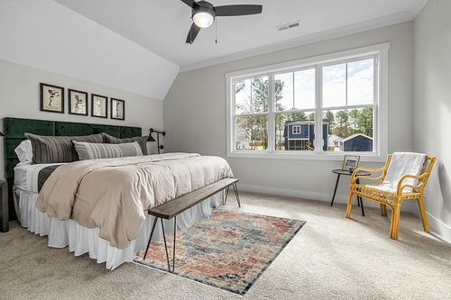 nuLOOM Sawyer Vintage Transitional Area Rug - 5x7 Area Rug Vintage Multi/Ivory Rugs for Living Room Bedroom Dining Room Kitchen in Grey Traditional Bedroom with King Bed