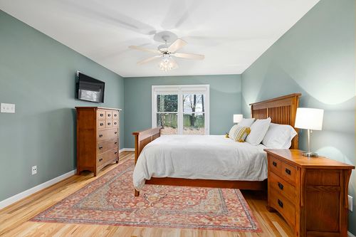 Unique Loom Lola Collection Area Rug - Traditional (7' 10" x 11' Rectangle, Brick Red/Ivory) in Teal and Orange Wood Bedroom