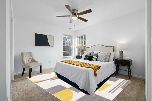 SAFAVIEH Rodeo Drive Collection Area Rug - 8' x 10', Grey & Gold, Handmade Mid-Century Modern Abstract Wool, Ideal for High Traffic Areas in Living Room, Bedroom (RD856D) in White and Yellow Modern Bedroom