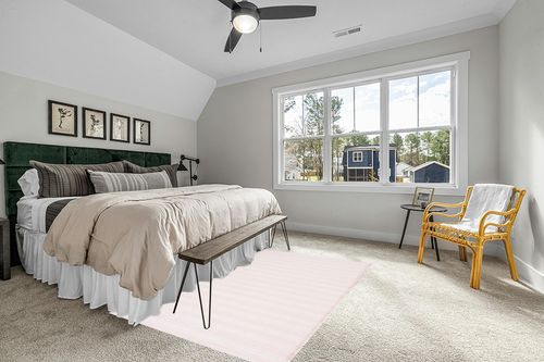 Safavieh Augustine Collection Area Rug - 5' x 7'7", Ivory & Pink, Cotton Stripe Fringe Design, Non-Shedding & Easy Care, Ideal for High Traffic Areas in Living Room, Bedroom (AGT501U) in Grey Traditional Bedroom with King Bed