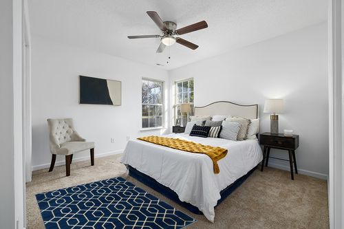 Marilyn Monroe Glam Collection Area Rug - Trellis (4' 1' x 6' 1' Rectangle, Navy Blue Gold/ Gold) in White and Yellow Modern Bedroom