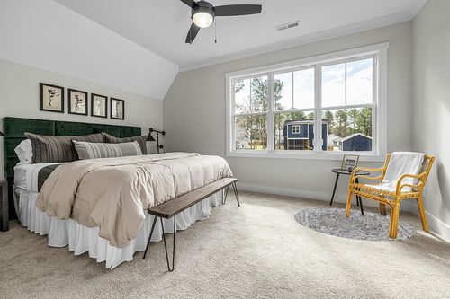 JONATHAN Y SMB105D-5R Estrella Bohemian Medallion Textured Weave Indoor Outdoor Area-Rug Coastal Bohemian Rustic Glam Easy-Cleaning Bedroom Kitchen Backyard Patio Non Shedding, 5' Round, Black/Gray in Grey Traditional Bedroom with King Bed