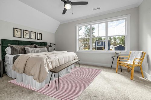 Safavieh Natura Collection Area Rug - 8' x 10', Ivory & Red, Handmade Modern Geometric Wool, Ideal for High Traffic Areas in Living Room, Bedroom (NAT227Q) in Grey Traditional Bedroom with King Bed