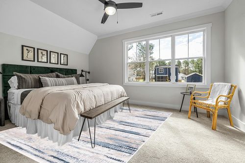 Safavieh Bayside Collection Area Rug - 9' x 12', Blue & Gold, Modern Design, Non-Shedding & Easy Care, Machine Washable Ideal for High Traffic Areas in Living Room, Bedroom (BAY130M) in Grey Traditional Bedroom with King Bed