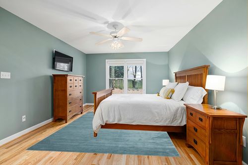 SAFAVIEH Vision Collection Area Rug - 8' x 10', Aqua, Modern Ombre Tonal Chic Design, Non-Shedding & Easy Care, Ideal for High Traffic Areas in Living Room, Bedroom (VSN606B) in Teal and Orange Wood Bedroom