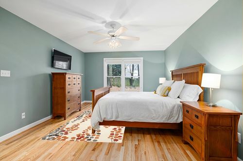 SAFAVIEH Soho Collection 5' x 8' Beige / Orange SOH338B Handmade Premium Wool & Viscose Area Rug in Teal and Orange Wood Bedroom