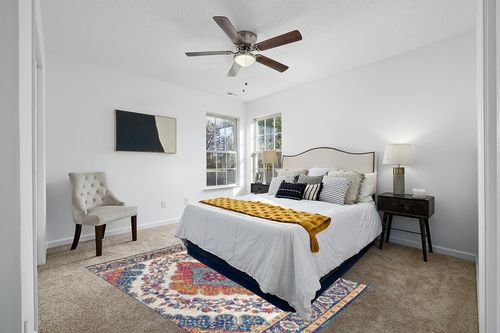 Blue/Multi Bohemian FLAIR Boho Vintage Traditional Non Slip Rug in White and Yellow Modern Bedroom