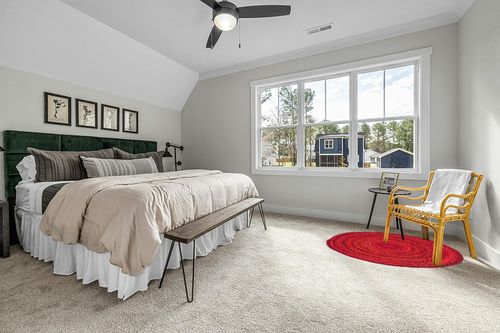 SAFAVIEH Braided Collection Area Rug - 5' Round, Red, Handmade Country Farmhouse Reversible Cotton, Ideal for High Traffic Areas in Living Room, Bedroom (BRD452Q) in Grey Traditional Bedroom with King Bed