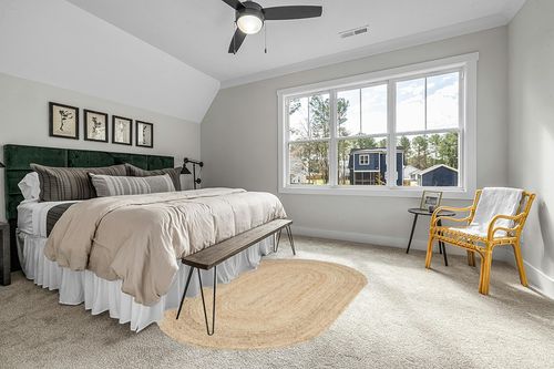 SAFAVIEH Cape Cod Collection Area Rug - 5' x 8' Oval, Natural, Handmade Flat Weave Jute, Ideal for High Traffic Areas in Living Room, Bedroom (CAP252A) in Grey Traditional Bedroom with King Bed