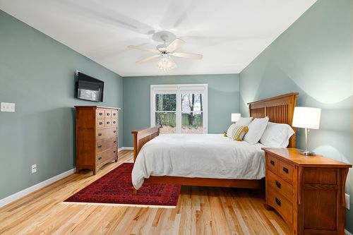 Unique Loom Tekke Collection Area Rug - Sheibani (5' 3" x 8' Rectangle, Red/ Black) in Teal and Orange Wood Bedroom