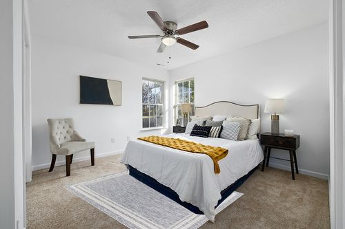 Mark&Day Outdoor Rugs, 5x7 Agency Cottage Denim Indoor/Outdoor Area Rug, Blue Ivory Carpet for Patio, Porch, Deck, Bedroom, Living Room or Kitchen (5'3" x 7') in White and Yellow Modern Bedroom