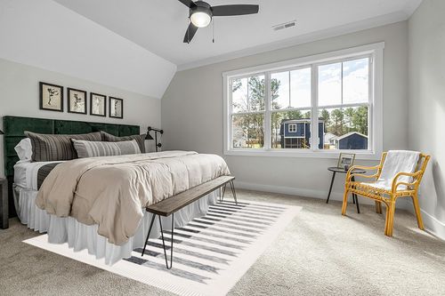 Safavieh Kilim KLM529A Handmade Ivory / Black Rug - 8' x 10' in Grey Traditional Bedroom with King Bed