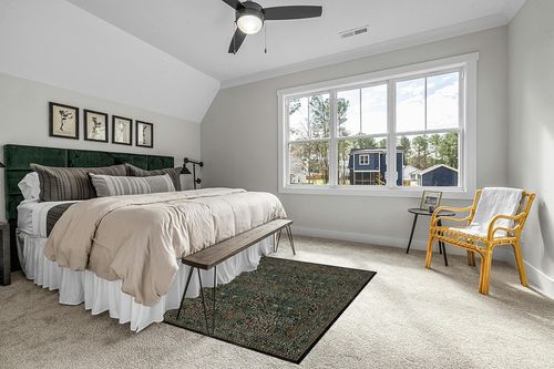 RUGGABLE Morris & Co Washable 5x7 Area Rug, Dark Green, Premium Rugs for Living Room, Bedroom, Kitchen, Office, Classroom with Gripper Non Slip Pad in Grey Traditional Bedroom with King Bed