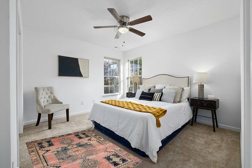Loloi II Jocelyn Collection JOC-06 Accent Rug 4'-0" x 6'-0" Rose/Rose Rectangular 0.38" Thick in White and Yellow Modern Bedroom