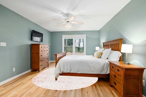 Unique Loom Bohemian Trellis Collection Area Rug - Gypsy (8' x 10' Oval, Dusty Rose/Ivory) in Teal and Orange Wood Bedroom
