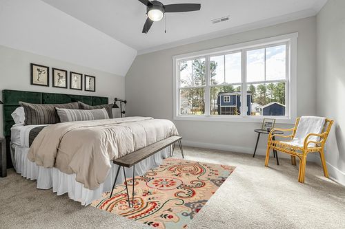 SAFAVIEH Bella Collection Area Rug - 5' x 8', Beige & Blue, Handmade Boho Wool, Ideal for High Traffic Areas in Living Room, Bedroom (BEL118B) in Grey Traditional Bedroom with King Bed
