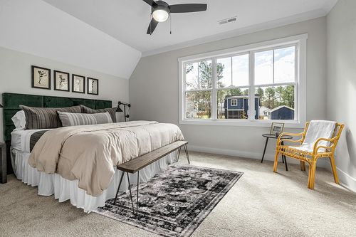 Unique Loom Sofia Collection Area Rug - Salle Garnier (5' 3" x 8' Rectangle, Black/ Ivory) in Grey Traditional Bedroom with King Bed