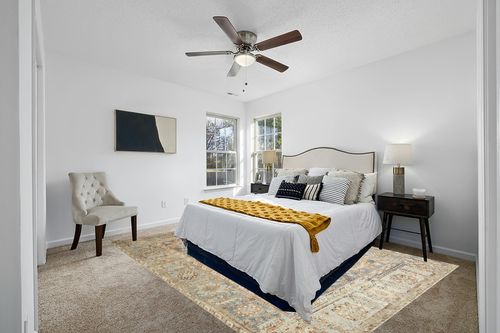 ‎Ocean / Spice ‎Traditional   ‎Area Rug in White and Yellow Modern Bedroom