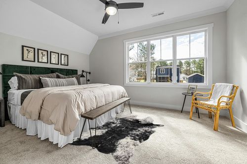 Luxe Faux Cowhide Rug for Rustic and Western Decor | Low Pile Faux Fur Rug with Salt/Pepper Black + White Cow Print | Cruelty-Free Fade Resistant Living Room Rugs | 5-1/4 x 7-1/2 ft in Grey Traditional Bedroom with King Bed