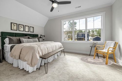 SAFAVIEH Brentwood Collection Area Rug - 5' Round, Cream & Grey, Medallion Distressed Design, Non-Shedding & Easy Care, Ideal for High Traffic Areas in Living Room, Bedroom (BNT865B) in Grey Traditional Bedroom with King Bed