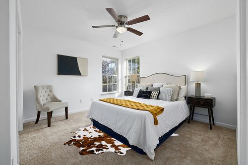 pergamino Ecowhides 100% Genuine Brazilian Cowhide Rug - Tricolor White - Luxury Cowskin Cow Hide Leather Area Rug Home Decor (X-Large) 7 x 6 ft in White and Yellow Modern Bedroom