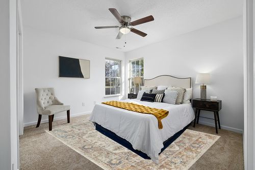 LUXE WEAVERS Freesia Collection 2384 Cream 8x10 Floral Pattern Area Rug in White and Yellow Modern Bedroom