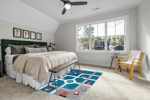 SAFAVIEH Carousel Kids Collection Area Rug - 5'3" x 7'6", Turquoise & Ivory, Non-Shedding & Easy Care, Ideal for High Traffic Areas for Boys & Girls in Playroom, Nursery, Bedroom (CRK192K) in Grey Traditional Bedroom with King Bed