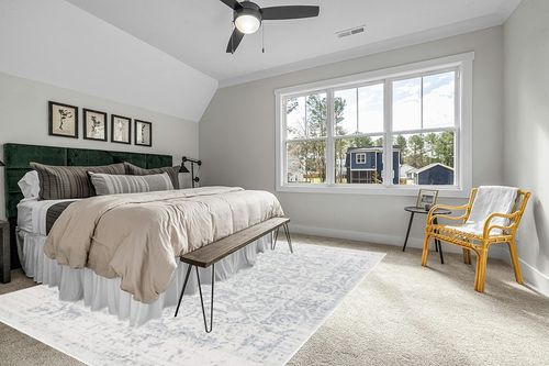 SAFAVIEH Madison Collection Area Rug - 9' x 12', Silver & Ivory, Snowflake Medallion Distressed Design, Non-Shedding & Easy Care, Ideal for High Traffic Areas in Living Room, Bedroom (MAD603G) in Grey Traditional Bedroom with King Bed