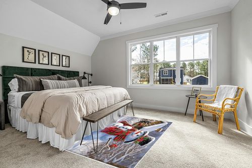 Christmas Area Rug 5 x 8, Washable Bedroom Rug Non-Slip Kitchen Rugs Non Shedding Floor Cover Mat Runner Rug for Living Room Dining Room Outdoor Carpet Cute Snowman Winter Farmhouse Bird in Grey Traditional Bedroom with King Bed