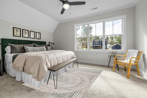SAFAVIEH South Hampton Collection 6' x 9' Beige SHA301B Handmade Abstract Wool Area Rug in Grey Traditional Bedroom with King Bed