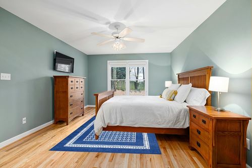 HomeRoots 6' X 9' Navy Blue Geometric Dhurrie Area Rug in Teal and Orange Wood Bedroom