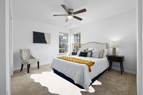 SAFAVIEH Sheep Skin Collection Area Rug - 5' x 8', Natural & White, Handmade Rustic Glam Genuine Pelt, 3.4-inch Thick Ideal for High Traffic Areas in Living Room, Bedroom (SHS211A) in White and Yellow Modern Bedroom