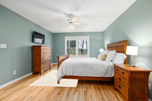 Mark&Day Area Rugs, 5x7 Abraham Modern Shag Cream Area Rug, Beige Carpet for Living Room, Bedroom or Kitchen (5'3" x 7') in Teal and Orange Wood Bedroom
