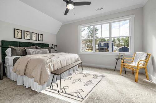 nuLOOM Mackie Moroccan Tasseled Shag Area Rug, 5' 3" x 7' 7", Off-white in Grey Traditional Bedroom with King Bed