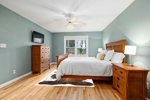 bonanza leathers Genuine Cowhide Rug Tricolor Brindle Size S/L/XL 5X6/6X7/7X8 FT (6X7) in Teal and Orange Wood Bedroom