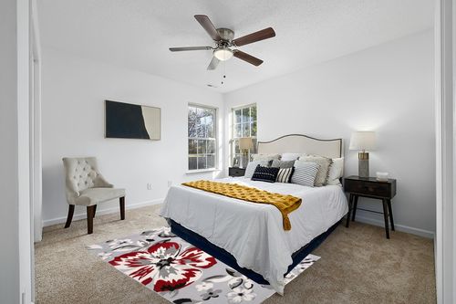 Modern Floral Area Rugs 5' X 7' Red in White and Yellow Modern Bedroom